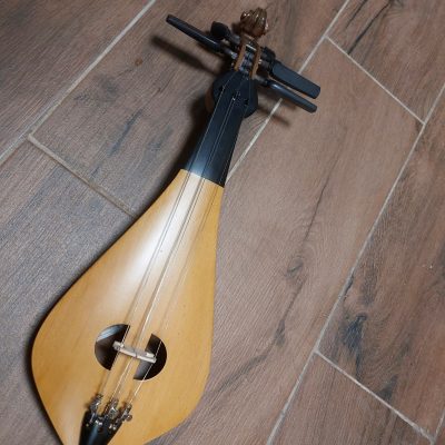 Κρητική λύρα με 4 συμπαθητικές χορδές